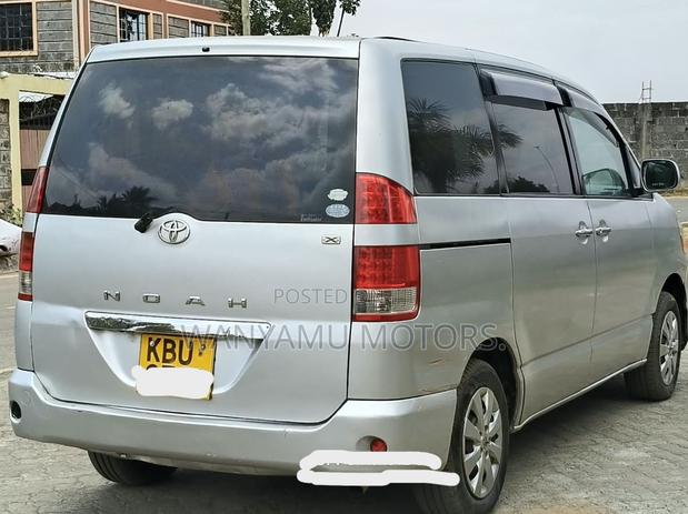 Toyota Noah 2005 Silver