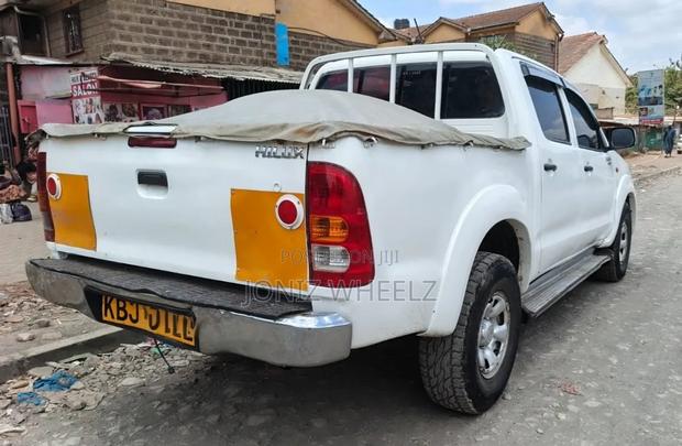 Toyota Hilux 2.5 D-4D 4X4 SRX 2009 White