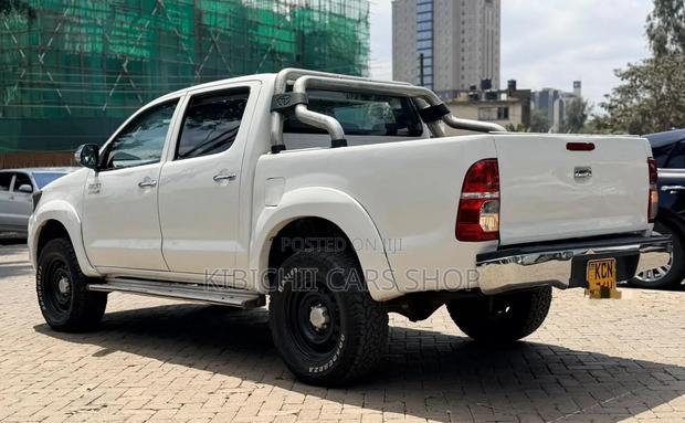 Toyota Hilux 2013 White