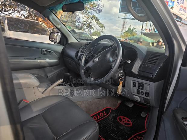 Toyota Hilux 2010 Silver