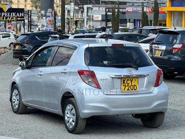 Toyota Vitz 1.3 FWD 5dr 2013 Silver