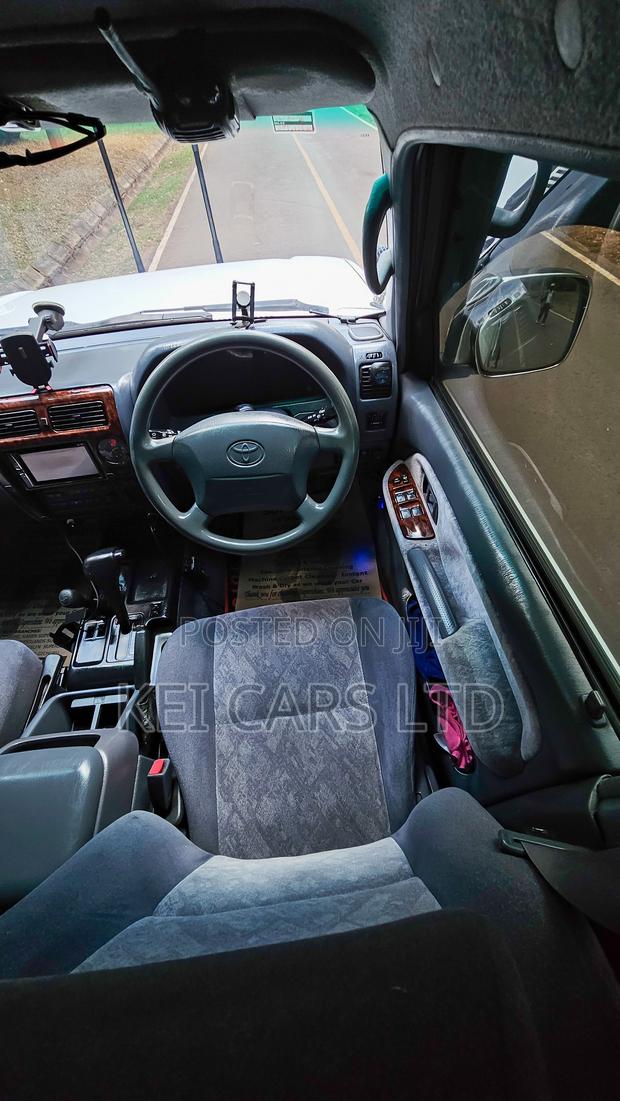 Toyota Land Cruiser 2001 White