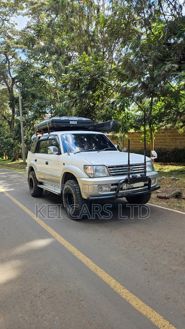 Toyota Land Cruiser 2001 White