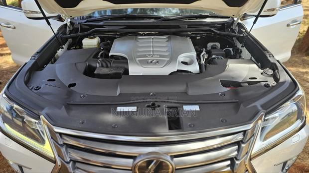 Lexus LX 570 AWD 2019 White