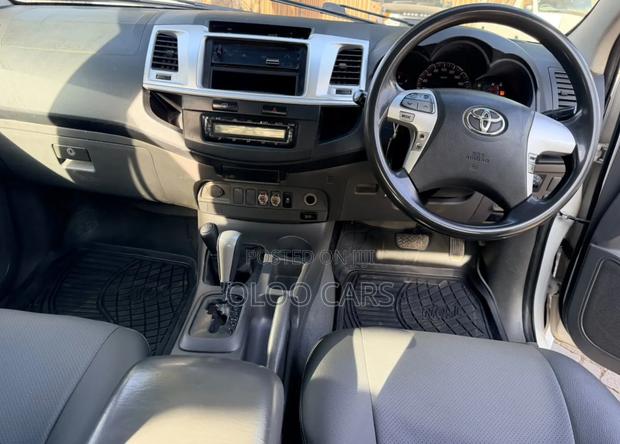 Toyota Hilux 2013 White