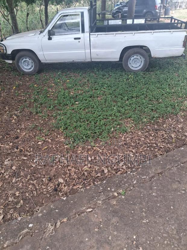 Toyota Hilux 1989 White