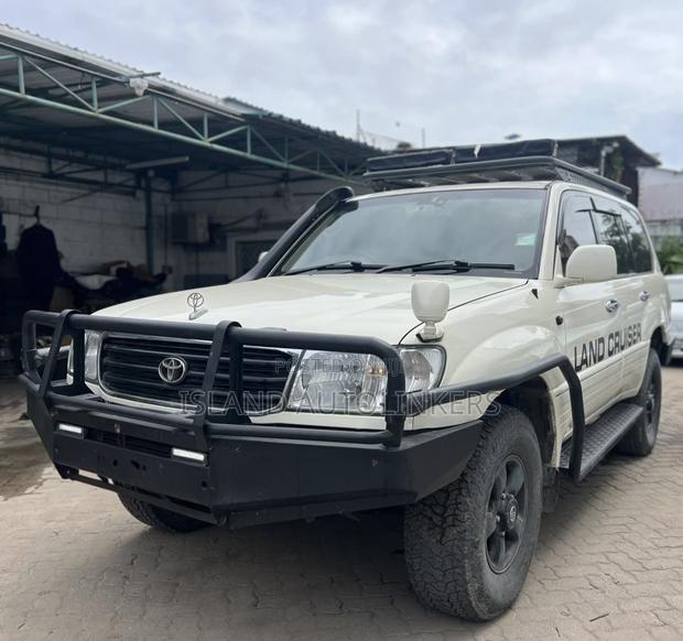 Toyota Land Cruiser HDJ 100 1999 White