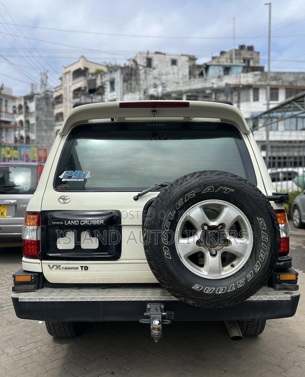 Toyota Land Cruiser HDJ 100 1999 White