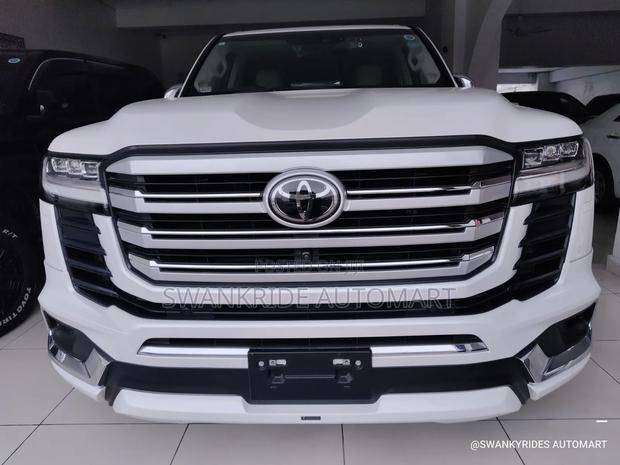 Toyota Land Cruiser LC300 2022 White