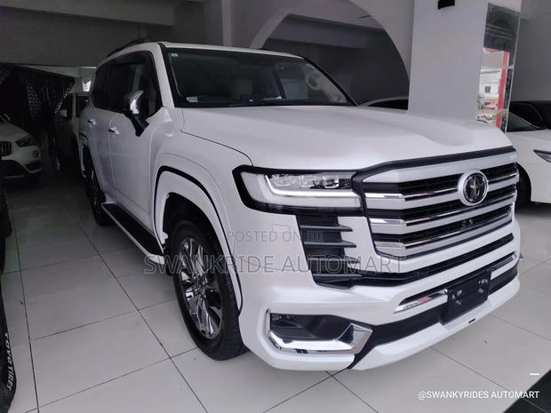 Toyota Land Cruiser LC300 2022 White