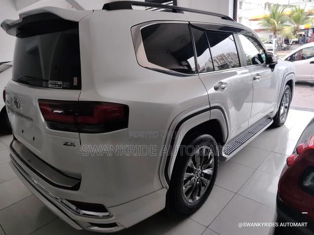Toyota Land Cruiser LC300 2022 White