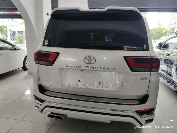Toyota Land Cruiser LC300 2022 White