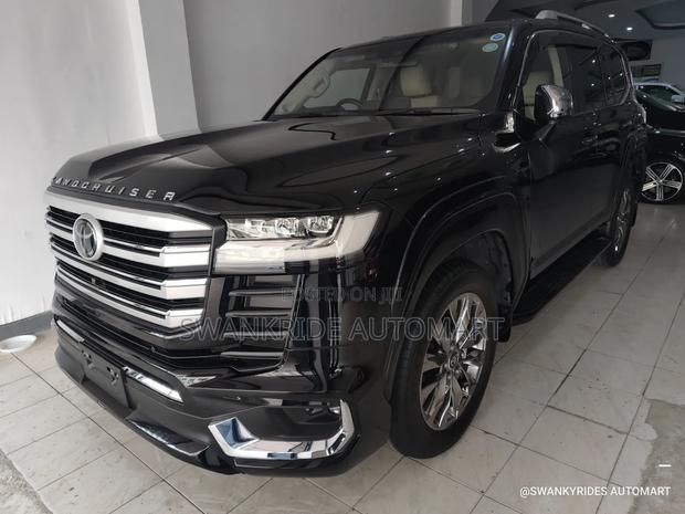 Toyota Land Cruiser LC300 2022 Black