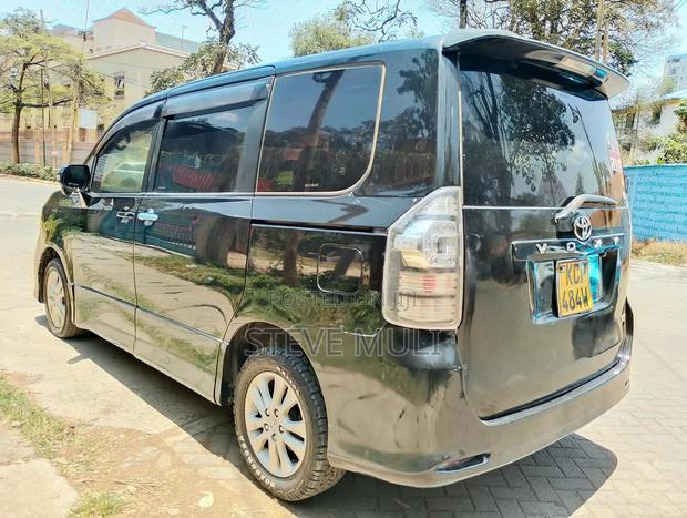 Toyota Voxy ZS 2WD 8-Seater 2012 Matt Black