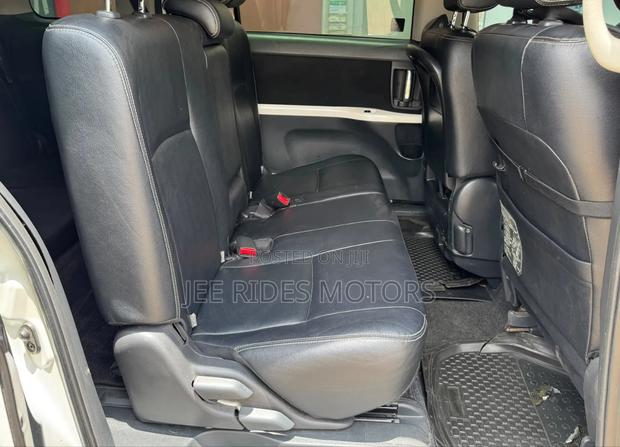 Toyota ISIS 2015 Pearl