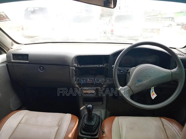 Nissan Advan 2004 White