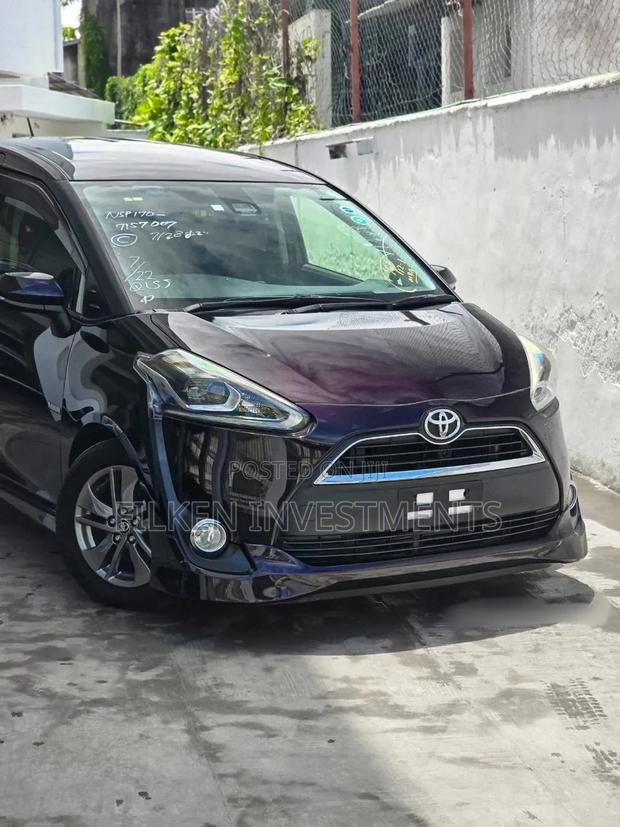 Toyota Sienta 1.5 FWD (6-seater) 2018 Maroon