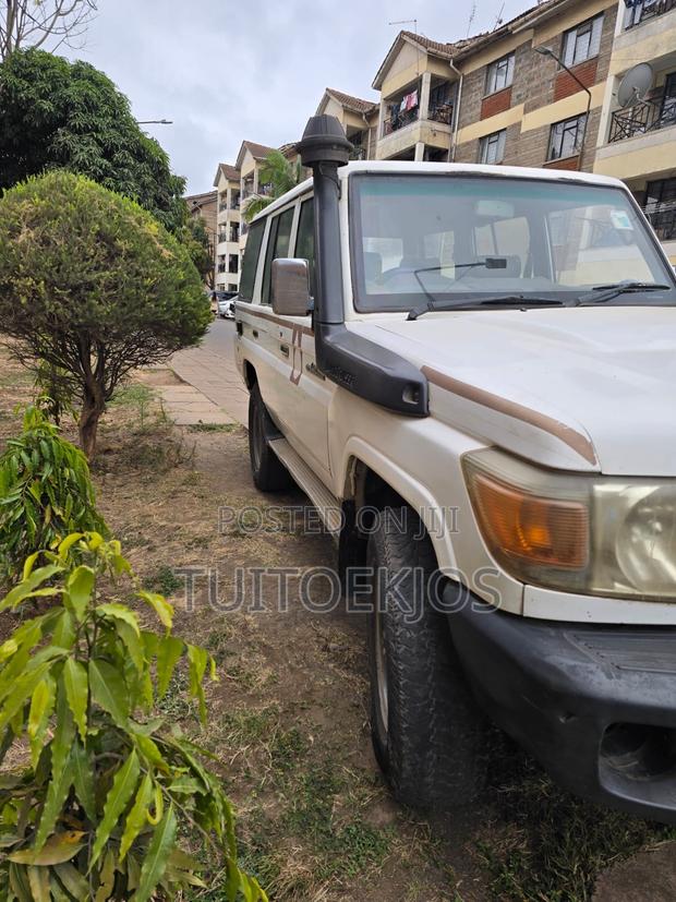 Toyota Land Cruiser 2011 White