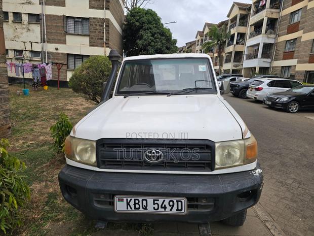 Toyota Land Cruiser 2011 White