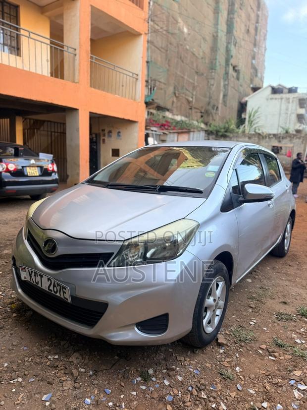 Toyota Vitz 2011 Silver