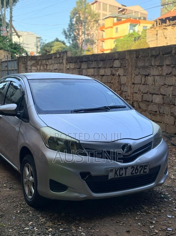 Toyota Vitz 2011 Silver