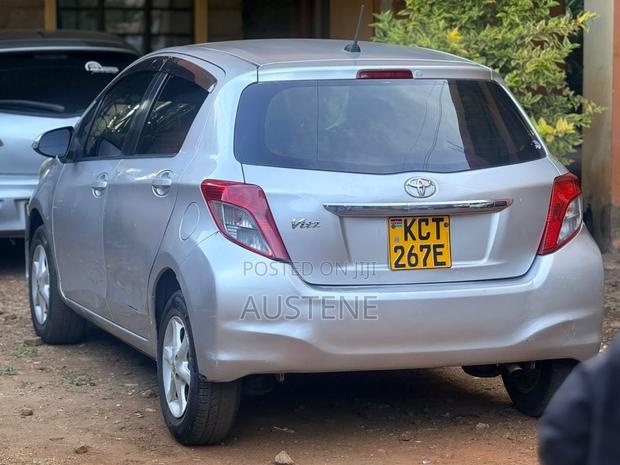 Toyota Vitz 2011 Silver