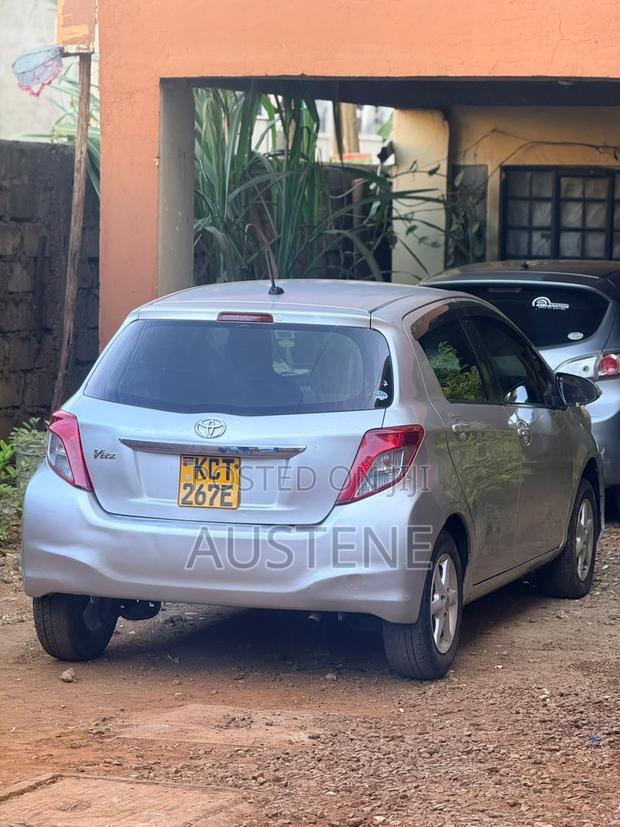 Toyota Vitz 2011 Silver