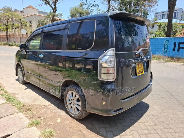 Toyota Voxy X 2WD 8-Seater 2011 Black