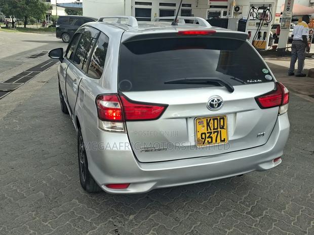 Toyota Corolla Fielder 1.5 Hybrid FWD 2017 Silver