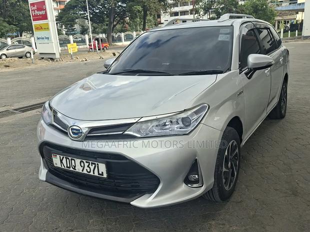 Toyota Corolla Fielder 1.5 Hybrid FWD 2017 Silver