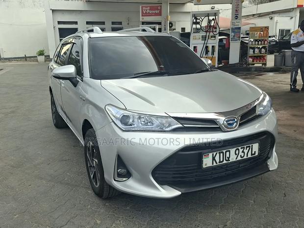 Toyota Corolla Fielder 1.5 Hybrid FWD 2017 Silver