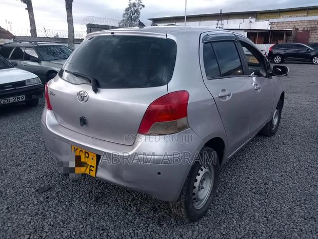 Toyota Vitz 2009 Silver