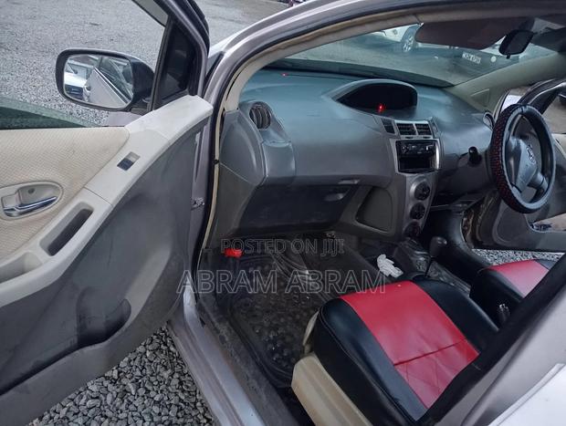Toyota Vitz 2009 Silver