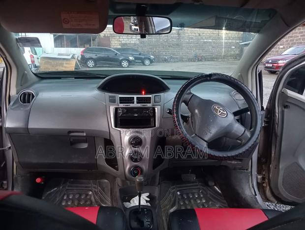 Toyota Vitz 2009 Silver