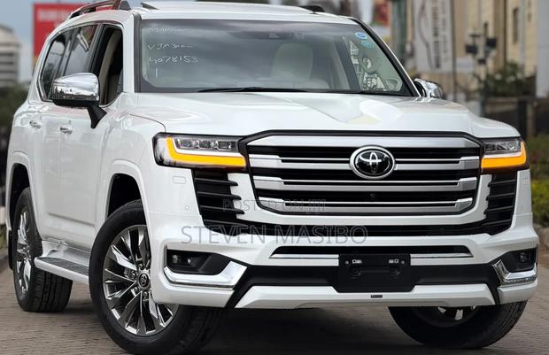 Toyota Land Cruiser LC300 2023 White