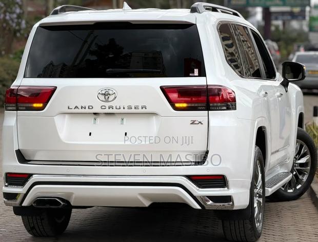 Toyota Land Cruiser LC300 2023 White
