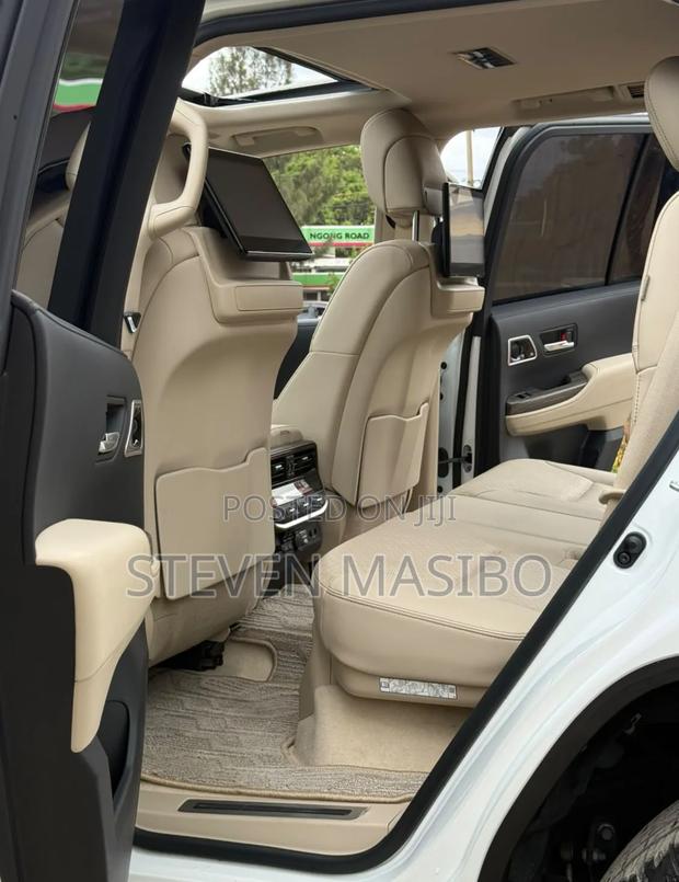 Toyota Land Cruiser LC300 2023 White