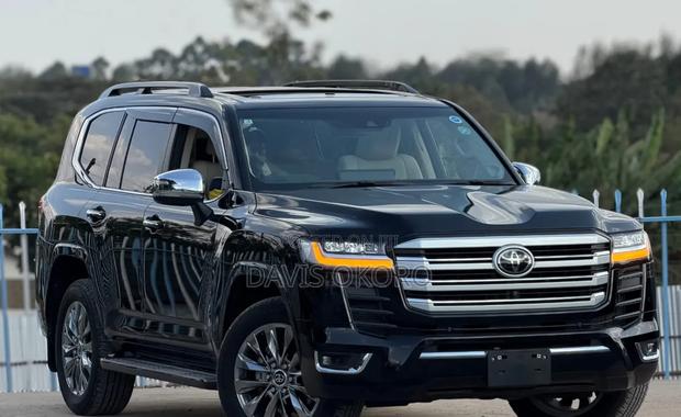 Toyota Land Cruiser LC300 2023 Black