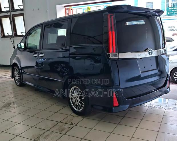 Toyota Noah 1.8 FWD Hybrid (7 seater) 2019 Blue