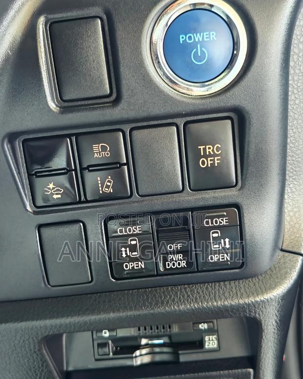 Toyota Noah 1.8 FWD Hybrid (7 seater) 2019 Blue