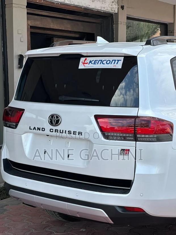 Toyota Land Cruiser LC300 2023 White
