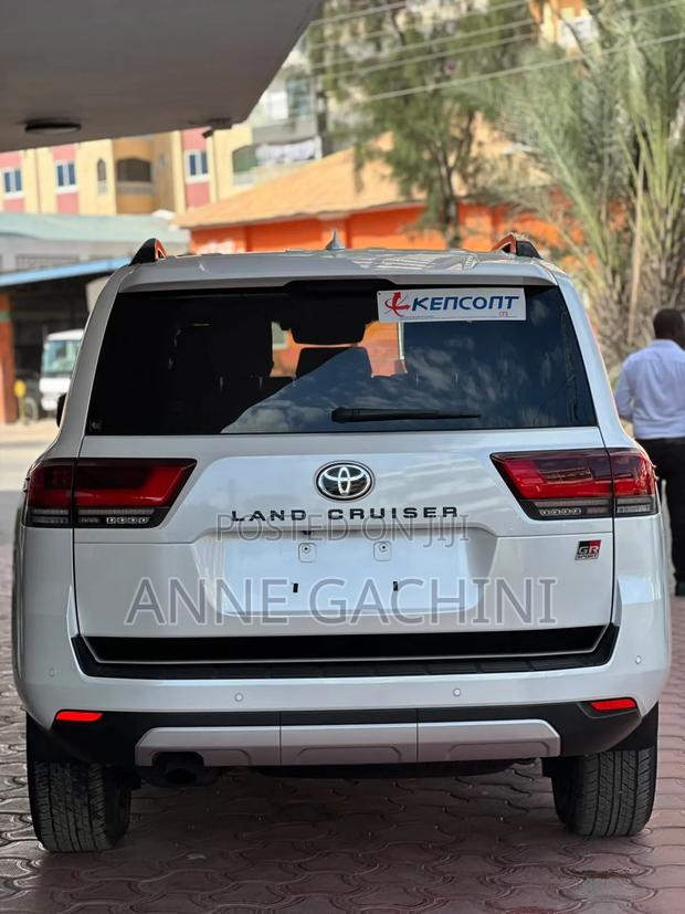 Toyota Land Cruiser LC300 2023 White