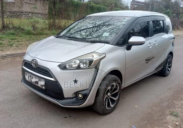 Toyota Sienta 2017 Silver