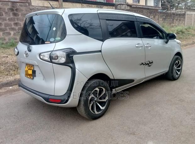 Toyota Sienta 2017 Silver