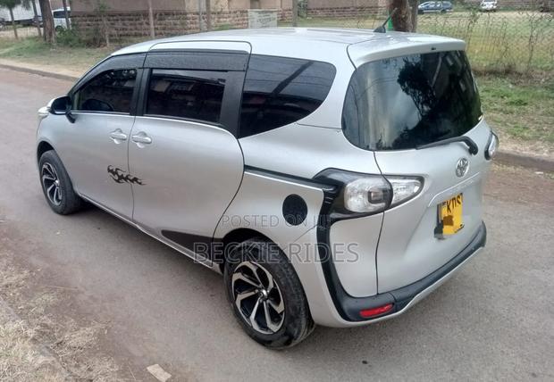 Toyota Sienta 2017 Silver