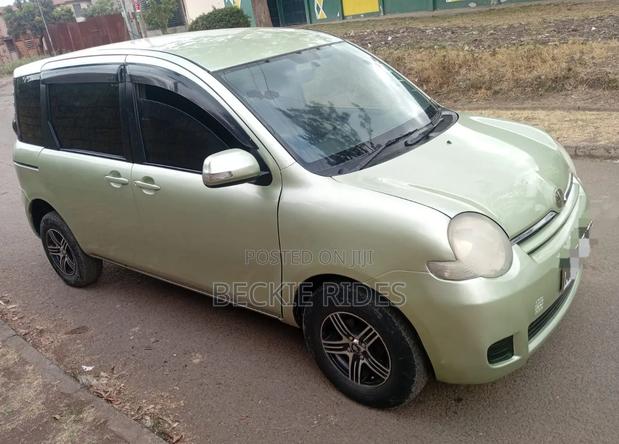Toyota Sienta 2010 Green