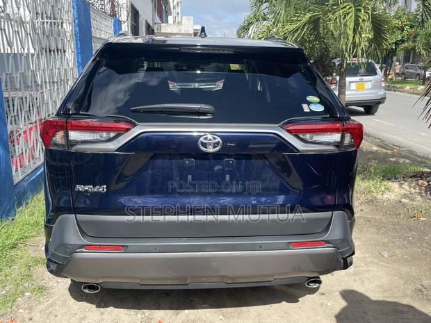 Toyota RAV4 XLE Premium AWD 2019 Blue
