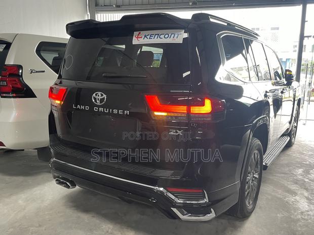 Toyota Land Cruiser LC300 2023 Black