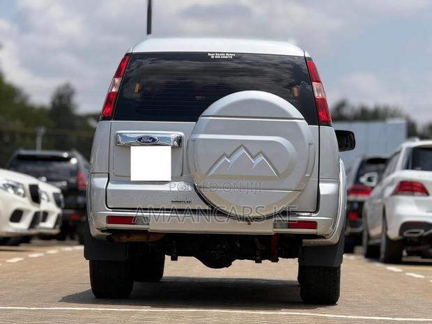 Ford Everest 2011 Silver