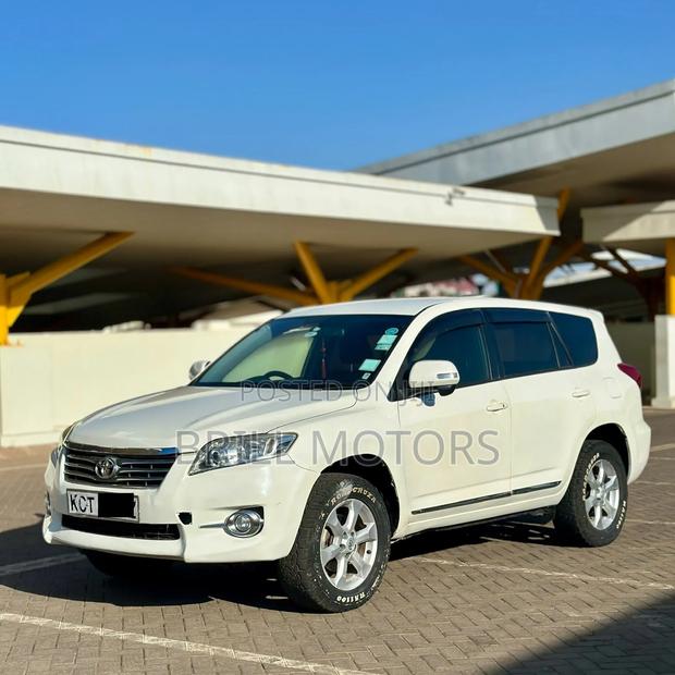 Toyota Vanguard 2011 White